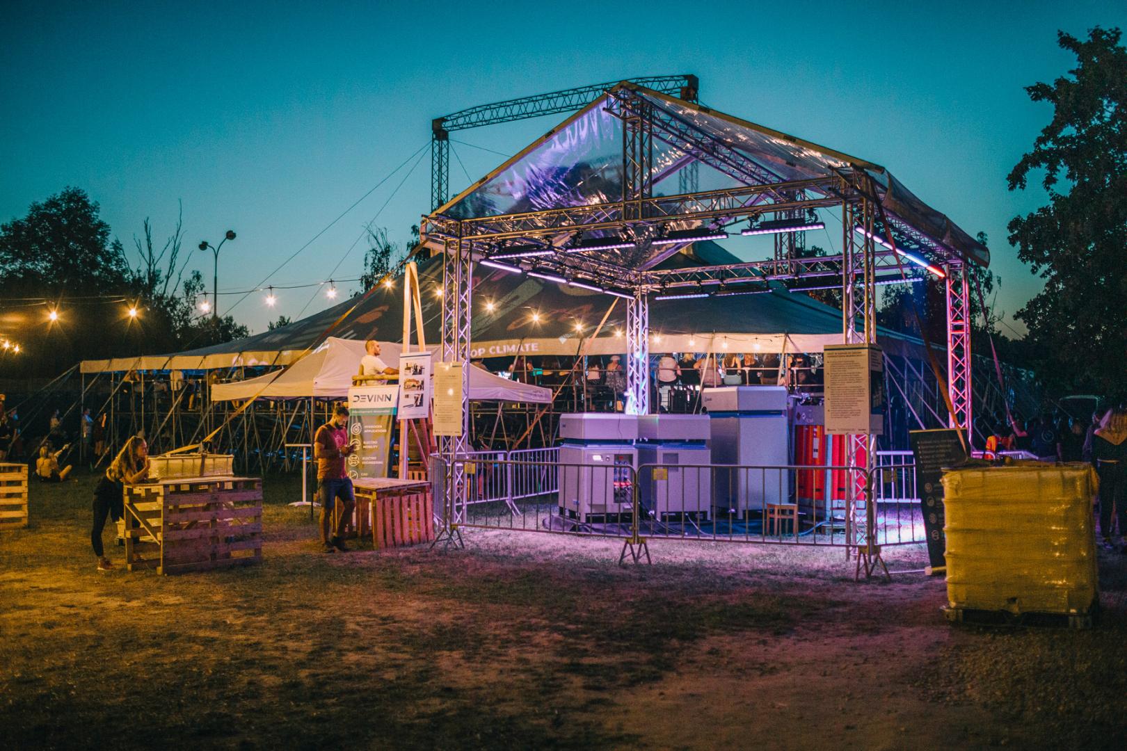 H2BASE v noci na Rock for People (autor Jakub Červenka)