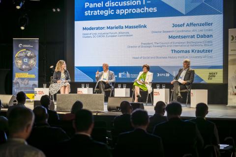 The first panel discussion, Clusters meet Regions, Graz The first panel discussion, Clusters meet Regions, Graz